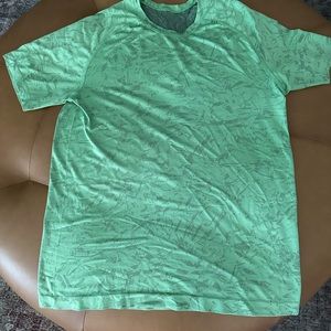 Lululemon men’s Workout top Size: Large
